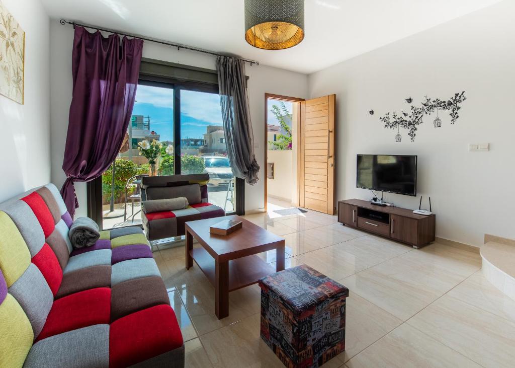 a living room with a couch and a tv at Kolderen Coral Bay 6 in Coral Bay