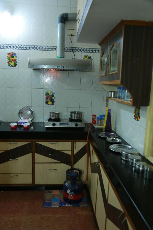 Kuchyň nebo kuchyňský kout v ubytování Coimbatore Home Stay & Serviced Apartment