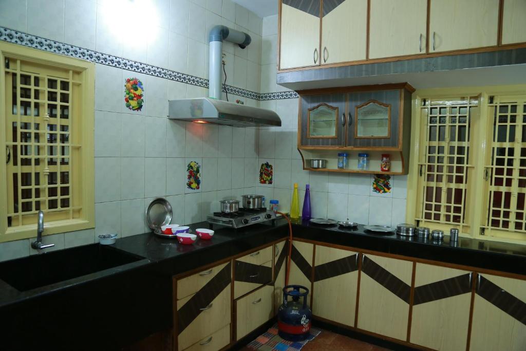 Kuchyň nebo kuchyňský kout v ubytování Coimbatore Home Stay & Serviced Apartment