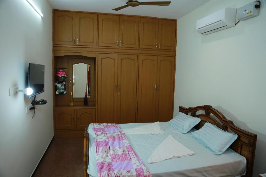 Postel nebo postele na pokoji v ubytování Coimbatore Home Stay & Serviced Apartment