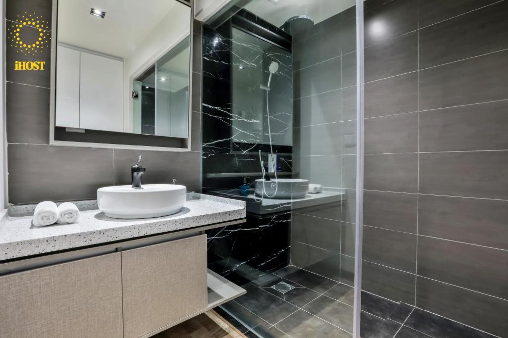 Koupelna v ubytování Expressionz Suites By iHost Global