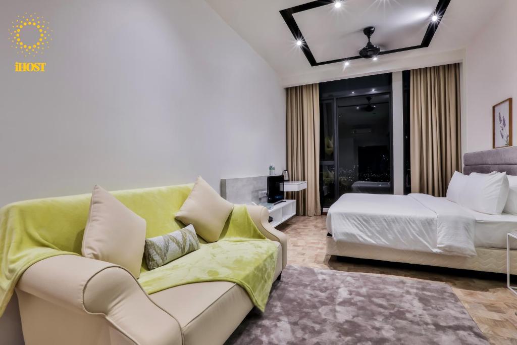 Postel nebo postele na pokoji v ubytování Expressionz Suites By iHost Global