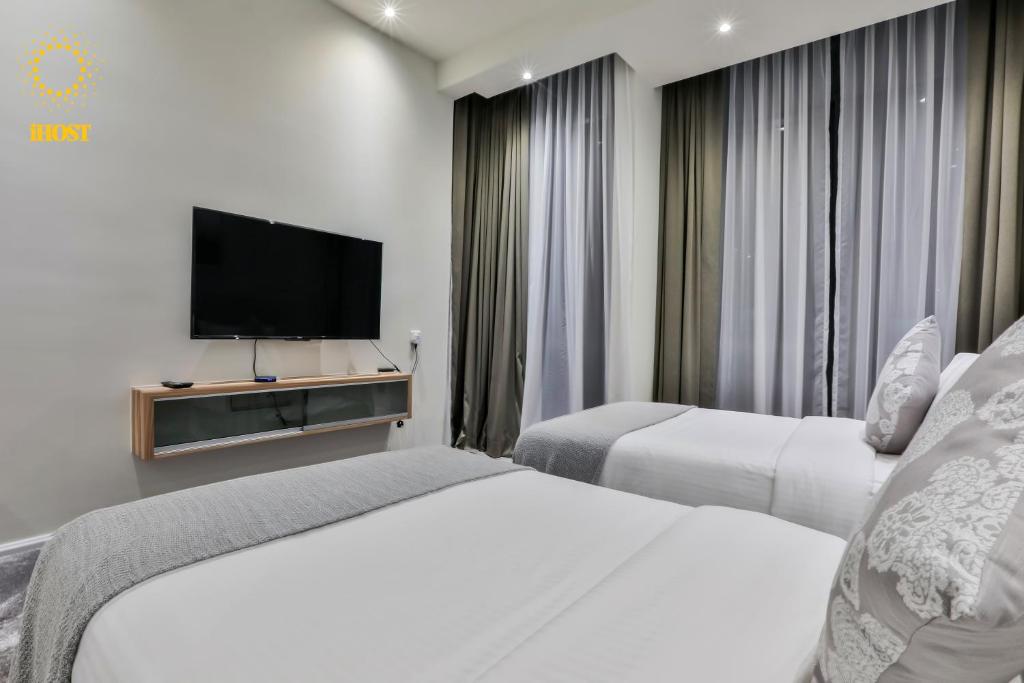 TV a/nebo společenská místnost v ubytování Expressionz Suites By iHost Global