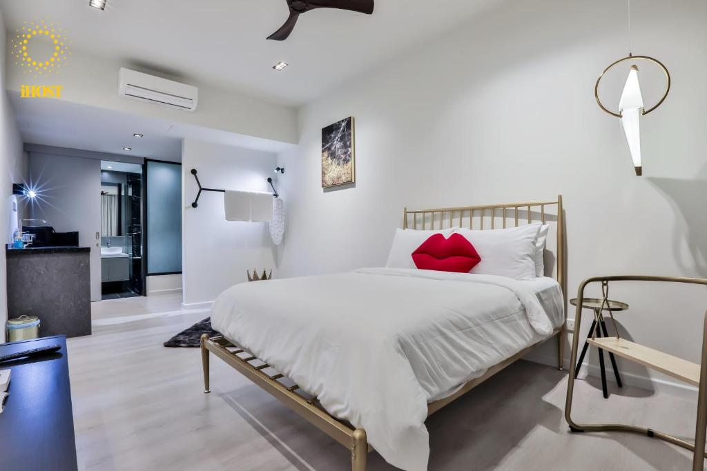 Postel nebo postele na pokoji v ubytování Expressionz Suites By iHost Global