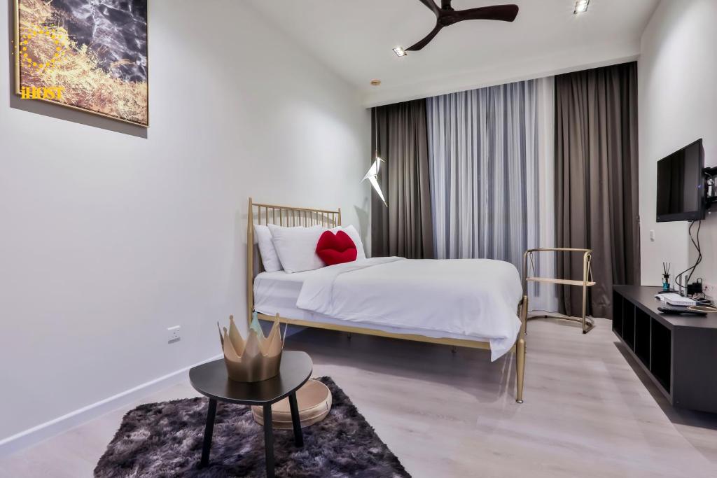 Postel nebo postele na pokoji v ubytování Expressionz Suites By iHost Global
