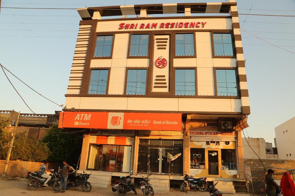 un bâtiment avec des motos garées devant lui dans l'établissement Shri Ram Residency, à Jodhpur