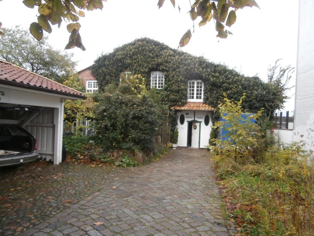 a house with ivy growing on the side of it at Treibweg 41 in Husum