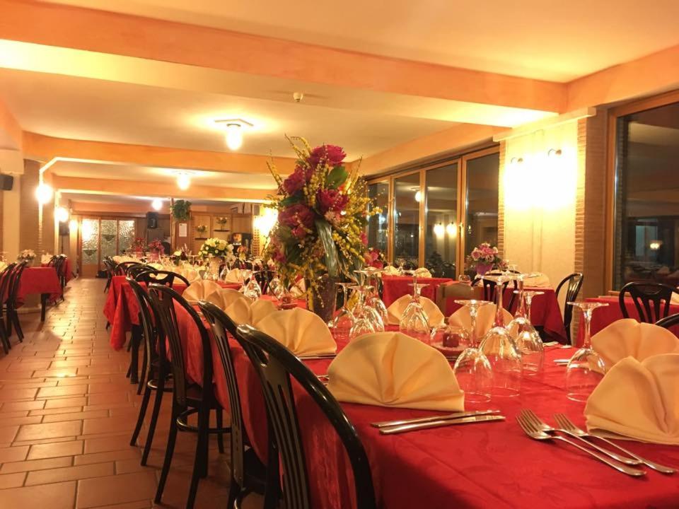 Restauracja lub miejsce do jedzenia w obiekcie LH Albergo il Picchio