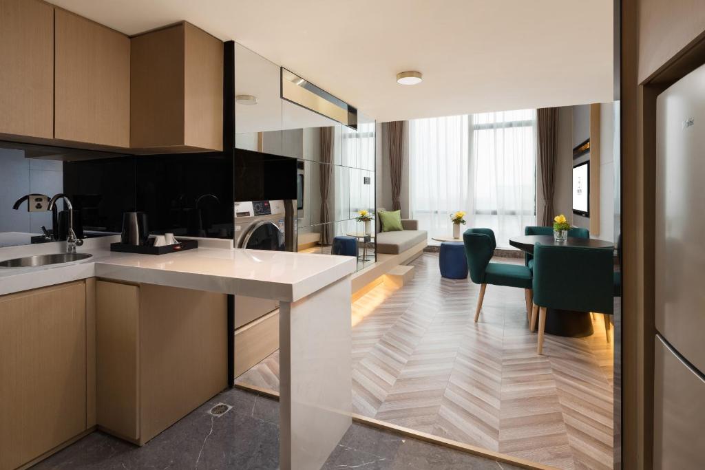 Kuchyň nebo kuchyňský kout v ubytování Buddy Hotel-Free Shuttle to Canton Fair Complex during Canton Fair Period