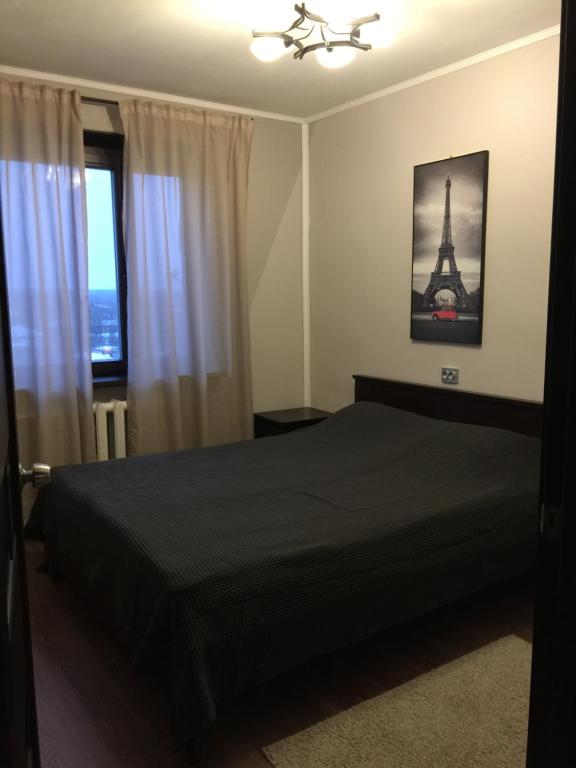  Un pat sau paturi într-o cameră la Апартаменты Шоколад 