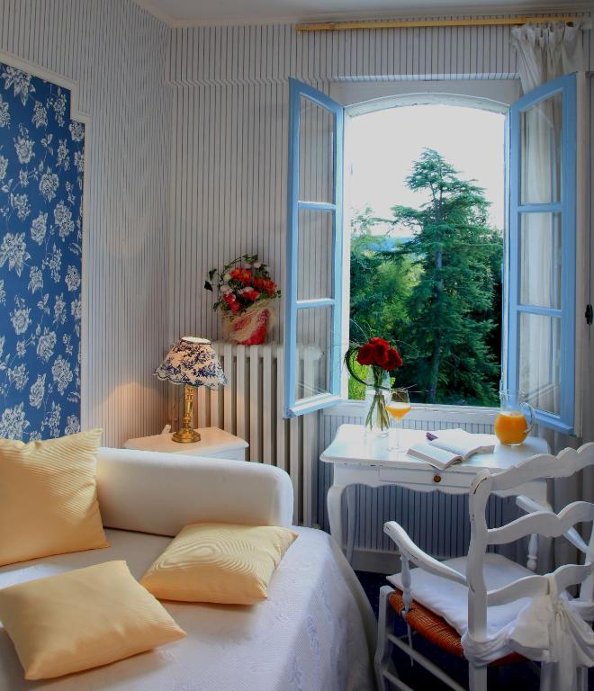 Posezení v ubytování Logis Hôtel Restaurant Château Bellevue