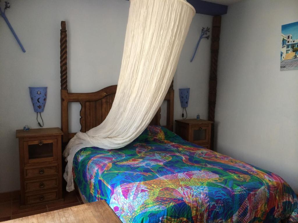 1 dormitorio con 1 cama con mosquitera en El encanto de la Isleta con WI-FI en La Isleta del Moro