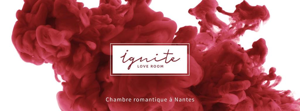 ナントにあるIgnite Love Roomの感謝の流れを読む看板付き赤い花