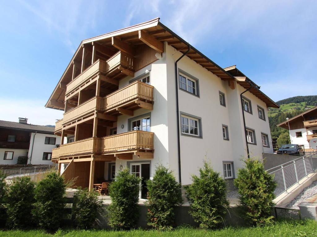 FeuringにあるModern Apartment near Ski Trail in Brixenの木製バルコニー付きの建物