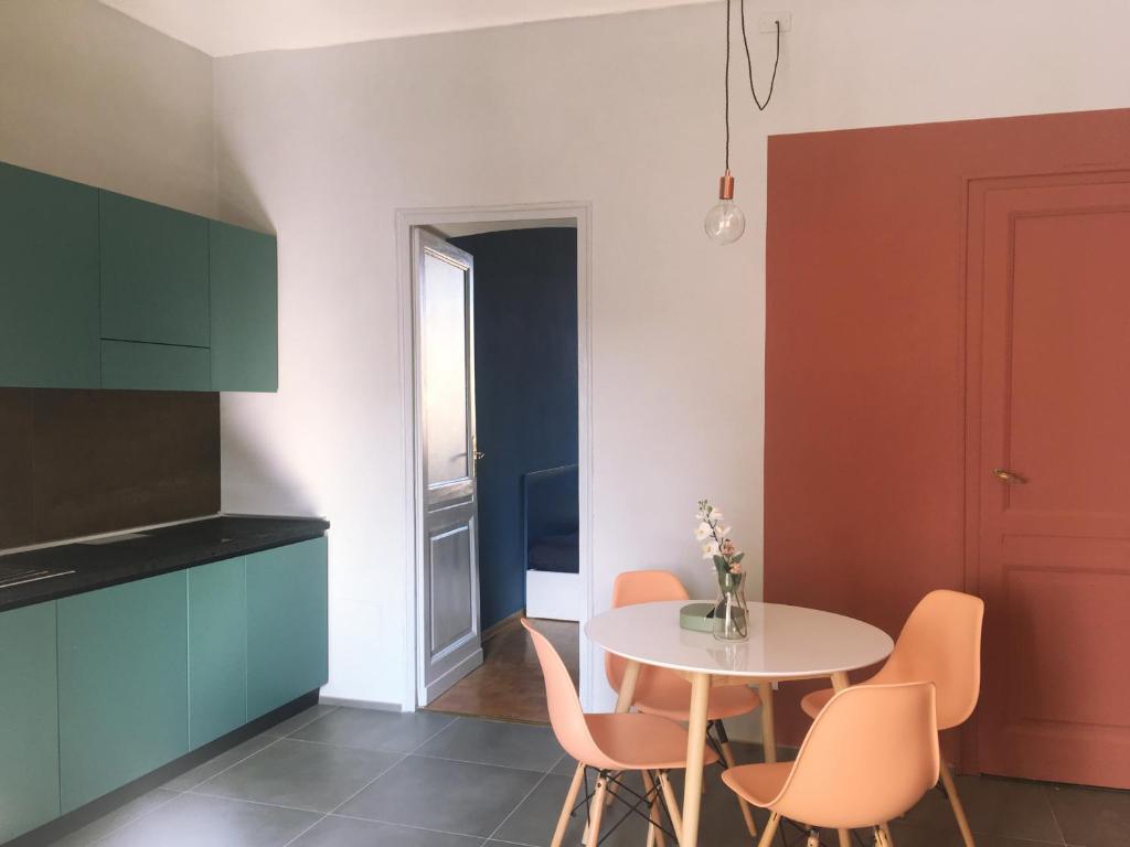 cocina con mesa y sillas en una habitación en Casa Ettolina al Campus Einaudi, en Turín