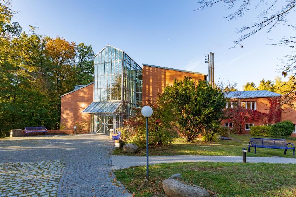 ein Glasgebäude vor einem Gebäude in der Unterkunft Wilhelm-Kempf-Haus in Wiesbaden