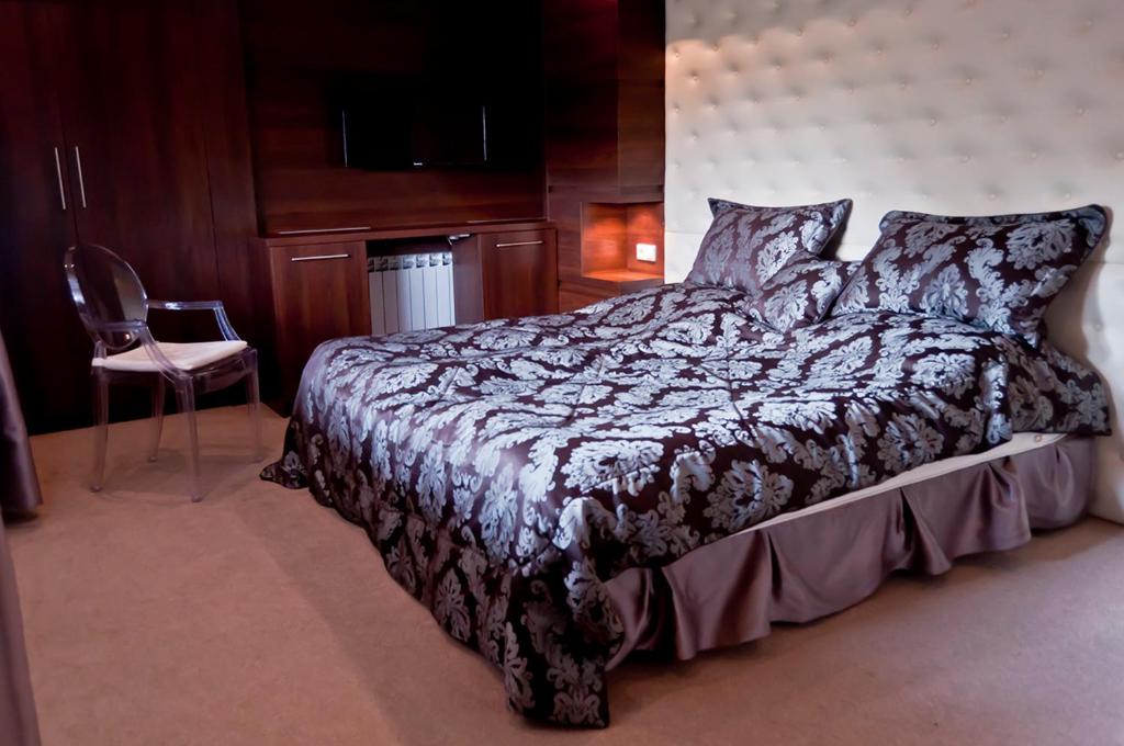 Ένα ή περισσότερα κρεβάτια σε δωμάτιο στο Zajazd Tumidaj