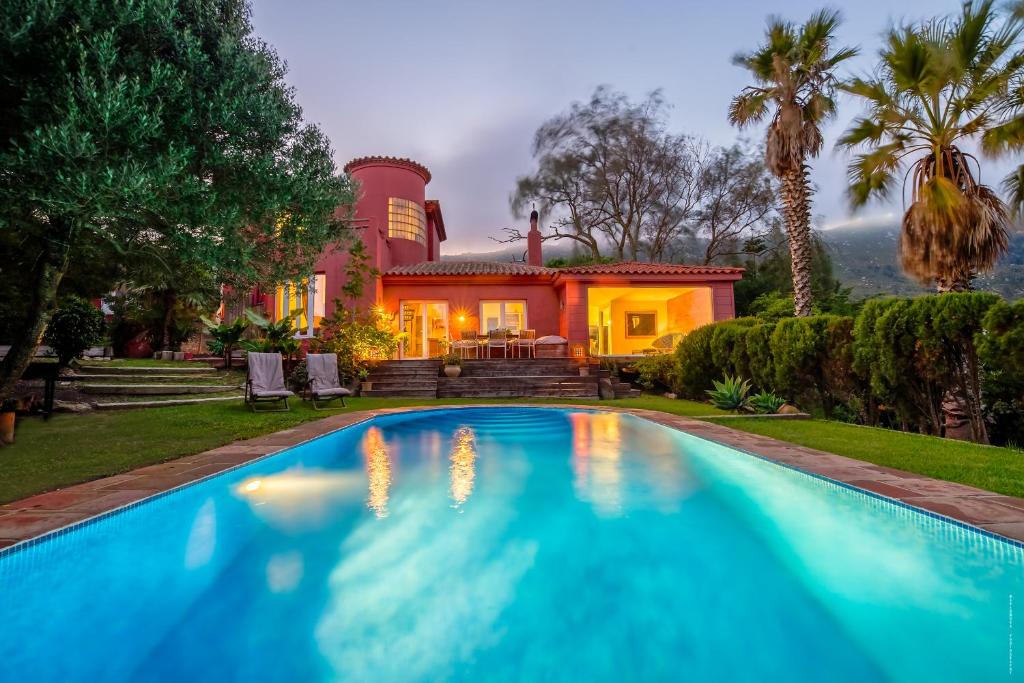 ein Haus mit einem Swimmingpool vor dem Haus in der Unterkunft Villa Pájaro en Tarifa con vistas a ÁFRICA in El Bujeo