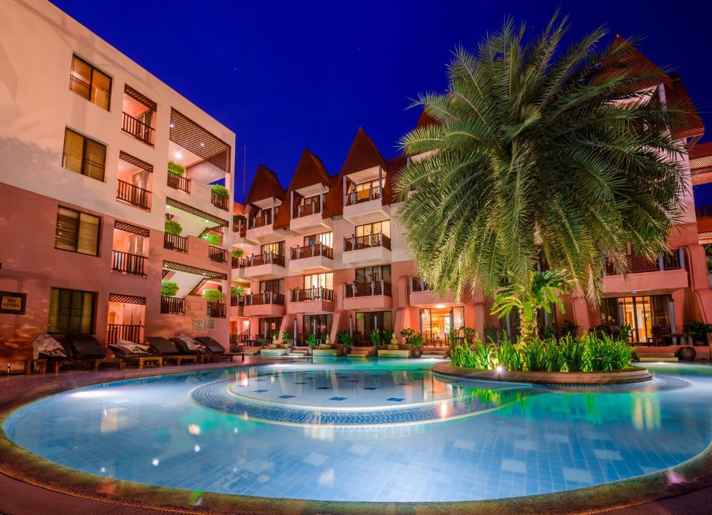 Bazén v ubytování Seaview Patong Hotel - SHA Plus nebo v jeho okolí