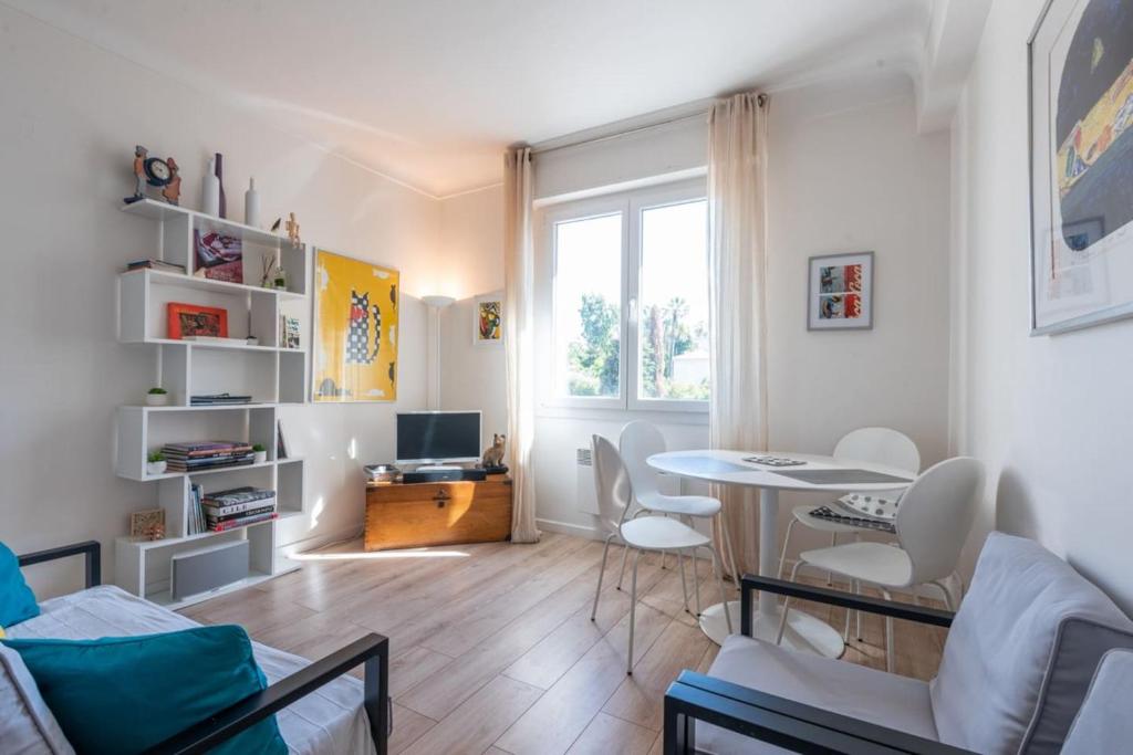 Spacious 2 Bedrooms near Cannes centerにあるシーティングエリア