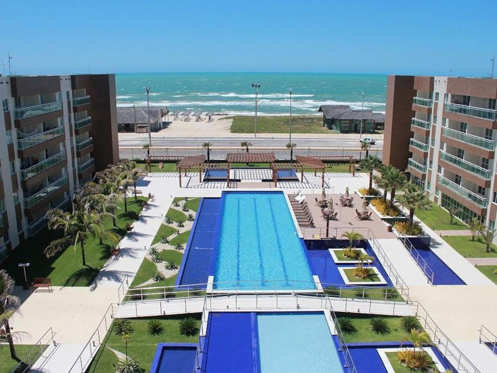uma vista sobre uma piscina na praia em VG Fun Residence em Fortaleza