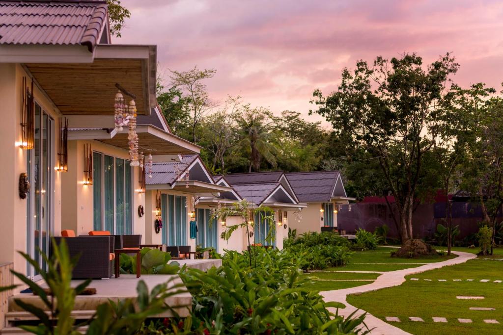a row of houses in a yard at Krabi Home Resort in Tab Kaek Beach