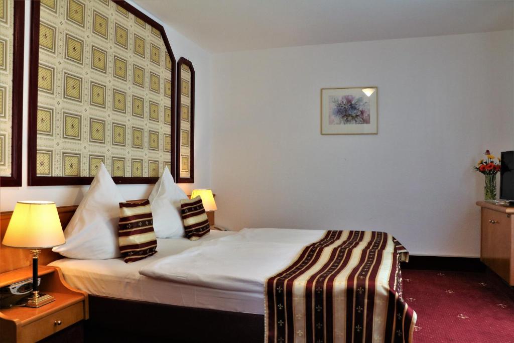 Postel nebo postele na pokoji v ubytování Hotel Neckarlux