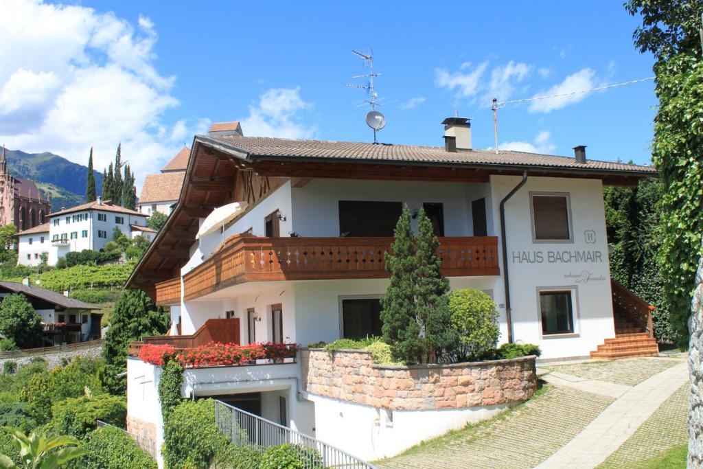 een huis aan de zijkant van een berg bij Apartments Bachmair in Schenna