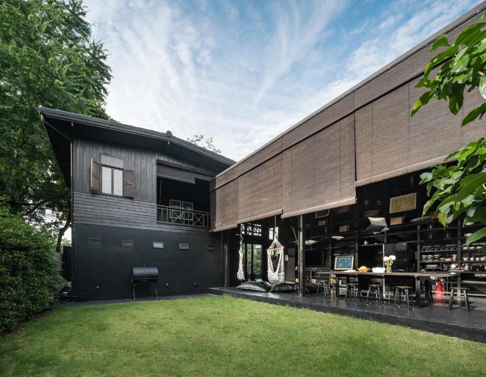 a contemporary house with a black exterior at Kloem Hostel in Bangkok