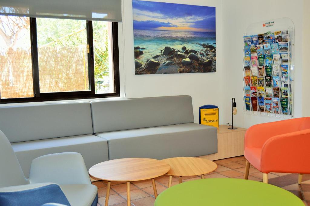 Posezení v ubytování Bungalows Parque Bali con AIRE ACONDICIONADO