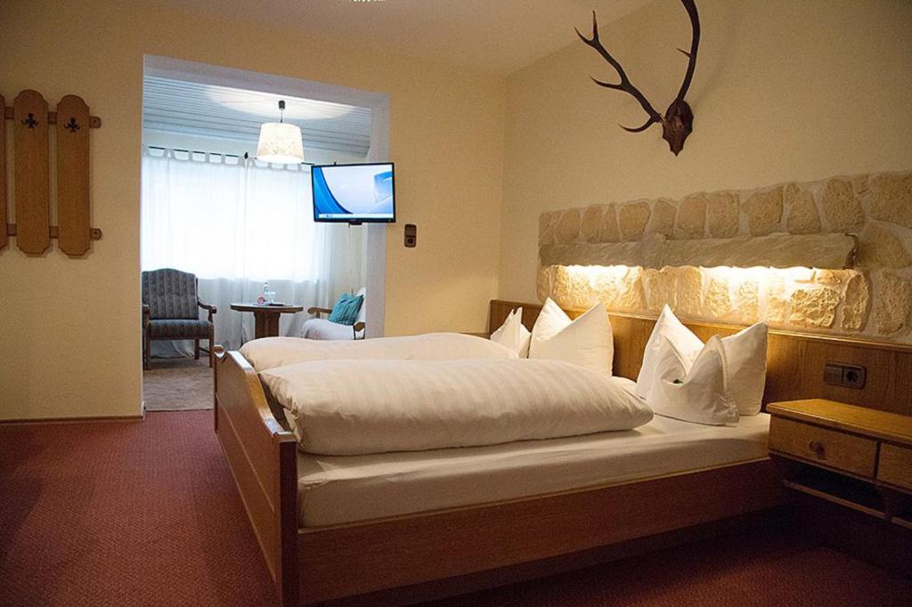 Postel nebo postele na pokoji v ubytování DEVA Hotel-Restaurant Fischerwirt inklusive Chiemgau Card