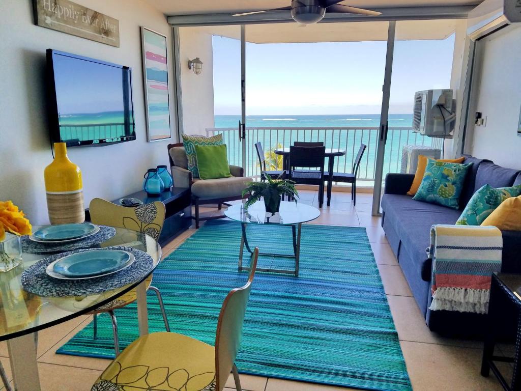 sala de estar con vistas al océano en Marbella del Caribe 805, en San Juan