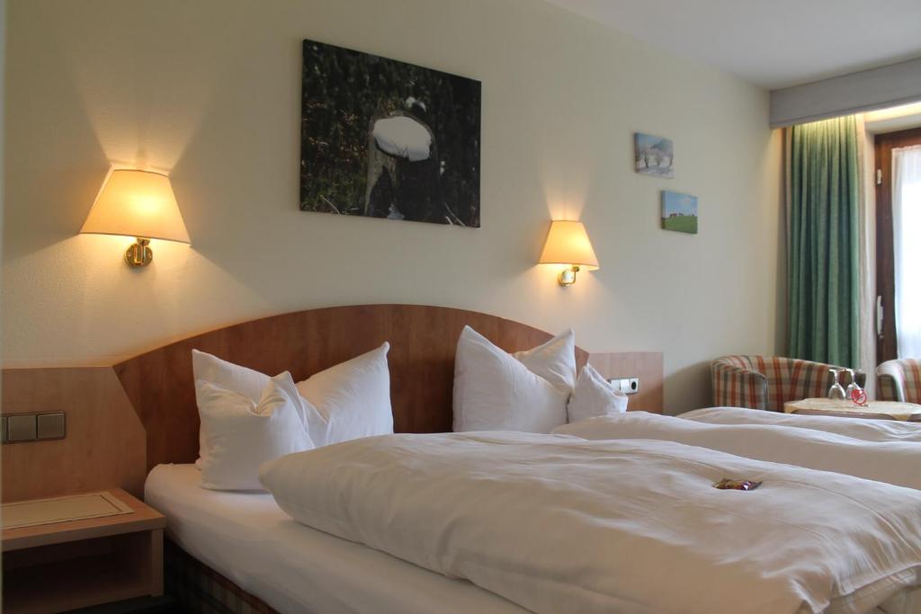 Ліжко або ліжка в номері DEVA Hotel-Restaurant Fischerwirt inklusive Chiemgau Card
