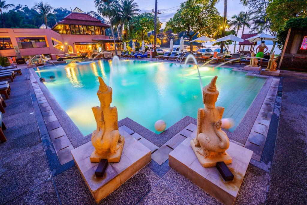 Bazén v ubytování Seaview Patong Hotel - SHA Plus nebo v jeho okolí