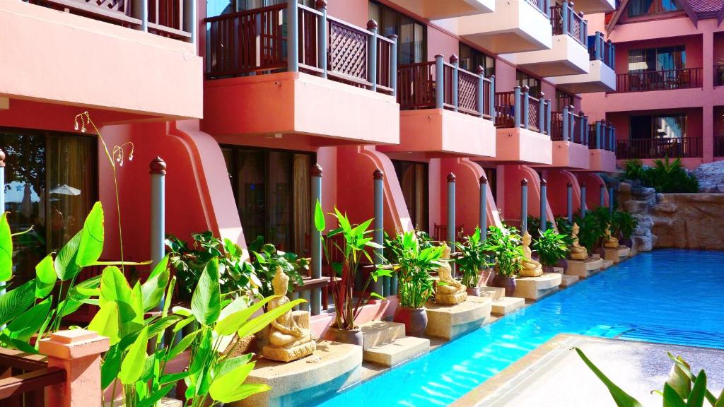 Bazén v ubytování Seaview Patong Hotel - SHA Plus nebo v jeho okolí