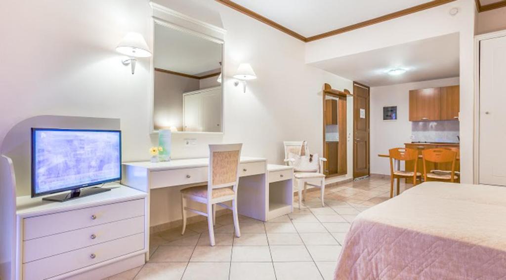 TV a/nebo společenská místnost v ubytování Kipriotis Aqualand Hotel