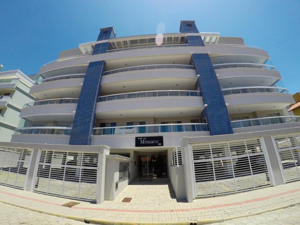 un gran edificio blanco con muchas ventanas en Ed Mônaco, 150 metros da praia de Bombas, en Bombinhas