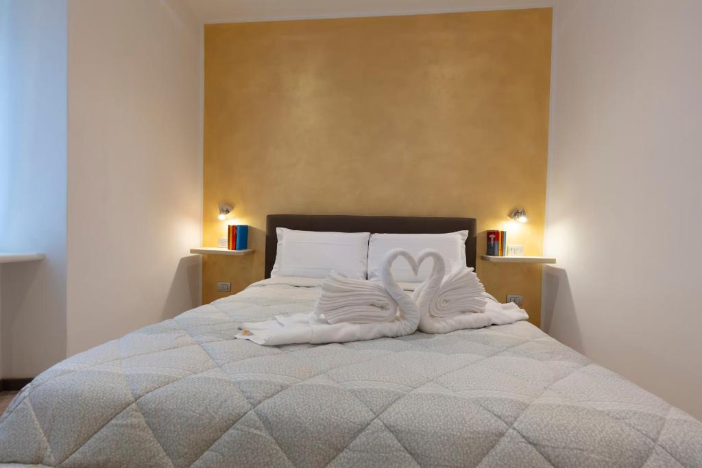 ein Schlafzimmer mit einem Bett mit weißen Kissen in der Unterkunft San Bernardino 19 in Bergamo