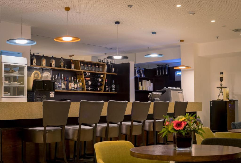 Lounge nebo bar v ubytování C Hotel Neve Ilan
