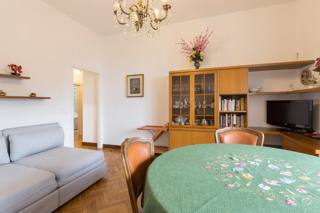 Posedenie v ubytovaní Rampolina view by Impero House