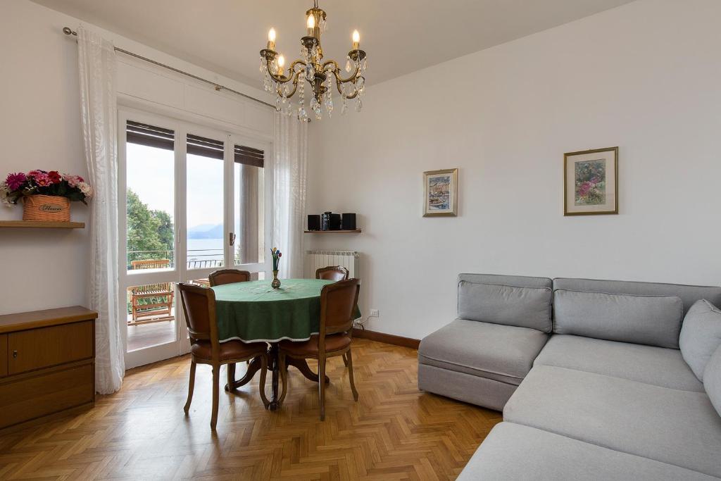 Posedenie v ubytovaní Rampolina view by Impero House