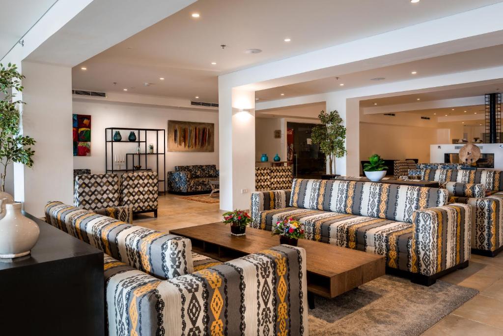 Posezení v ubytování C Hotel Neve Ilan