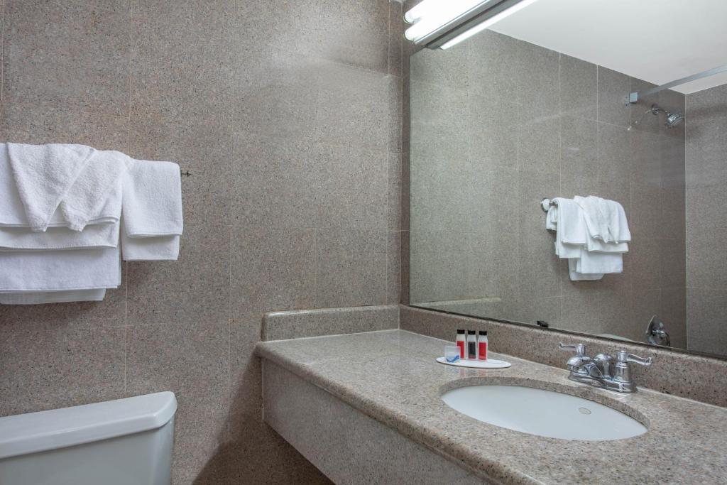 Days Inn by Wyndham Elmsford - Double Room With Two Double Beds - Non-Smoking