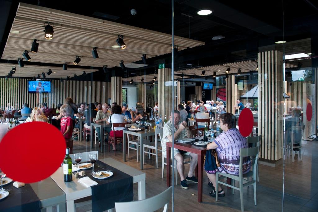 Reštaurácia alebo iné gastronomické zariadenie v ubytovaní AS Hoteles Altube