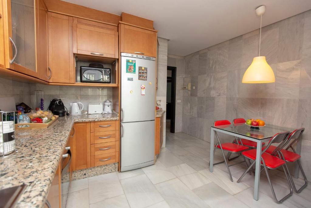 Kuchyňa alebo kuchynka v ubytovaní Villa Venecia, Apartamento de Lujo en 1º línea de playa + parking