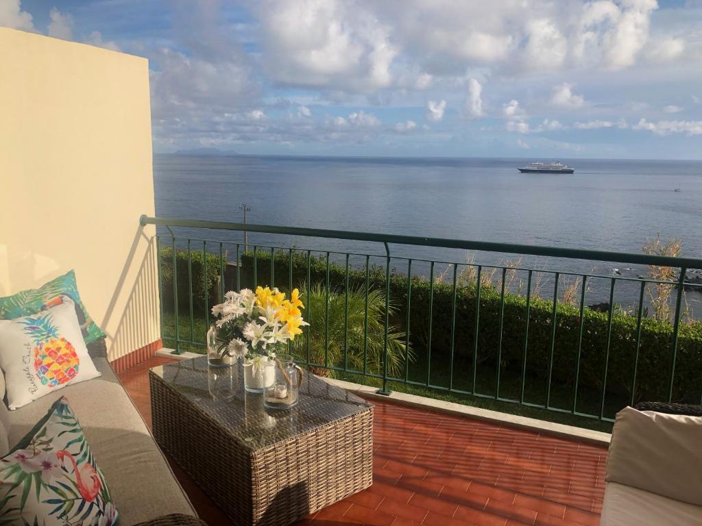 カニコにあるOceanic Apartmentの海の景色を望むバルコニー(ソファ付)