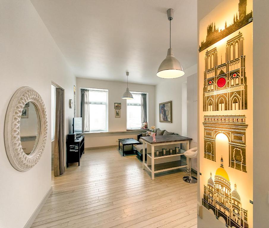 uma sala de estar com uma secretária e um espelho em Vilnius apartment with stained glass em Vilnius