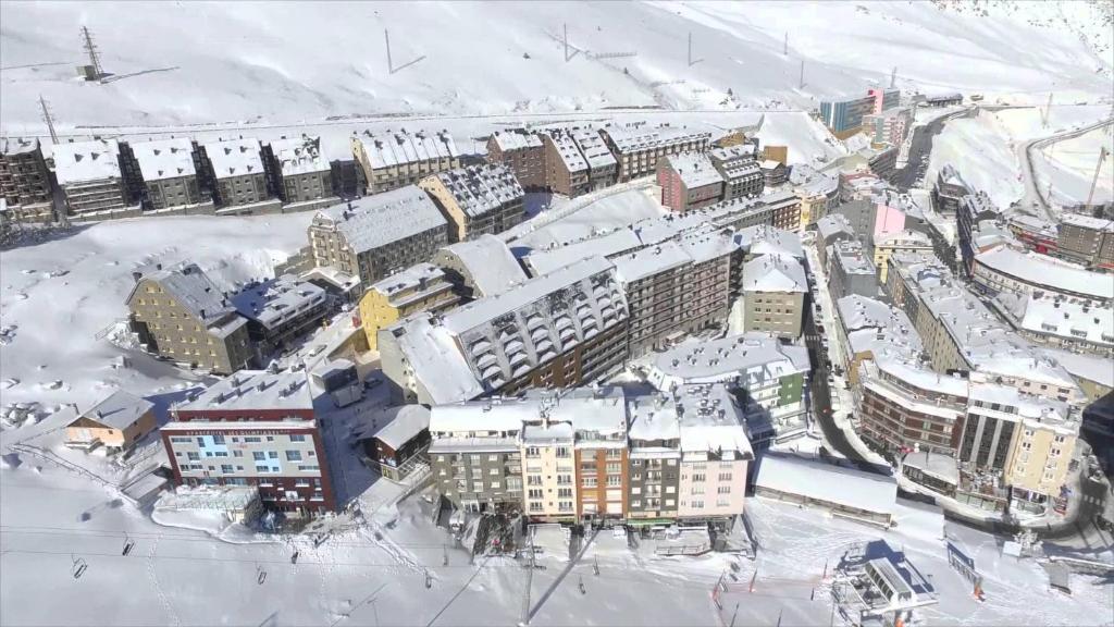 an aerial view of a city covered in snow at GRIZZLY CONFORT in Pas de la Casa