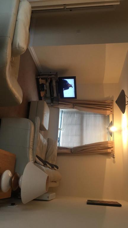 TV a/nebo společenská místnost v ubytování Sandy bay 56 sunrise drive first floor apartment