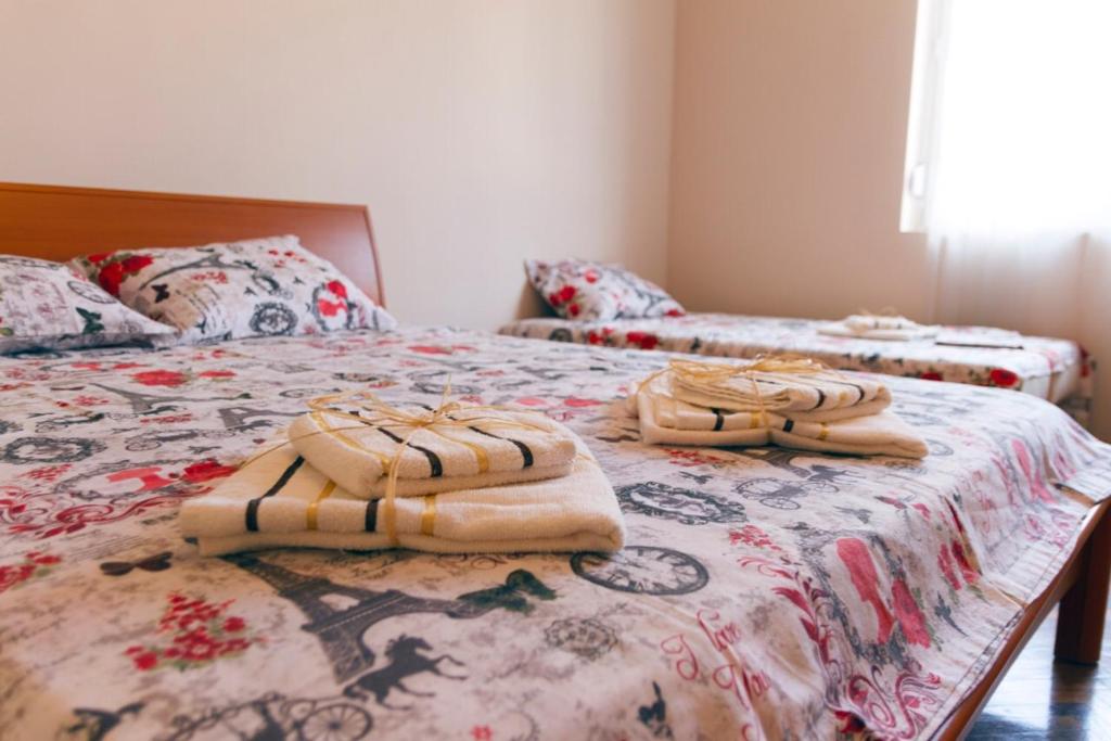 dos toallas sentadas encima de una cama en Apartment Sofija, en Niš